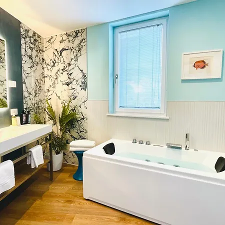 Plaza Di Garda - Rooftop, Lakeview & Jacuzzi 4* Peschiera del Garda